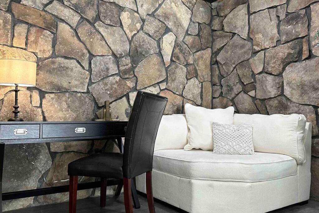 Small Rental For Couple Getaway Dalton Exterior photo