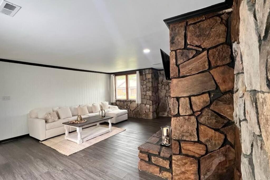 Small Rental For Couple Getaway Dalton Exterior photo