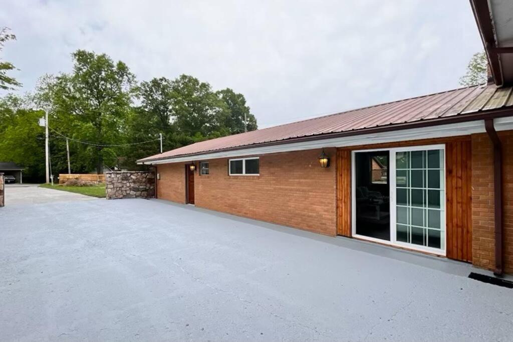 Small Rental For Couple Getaway Dalton Exterior photo