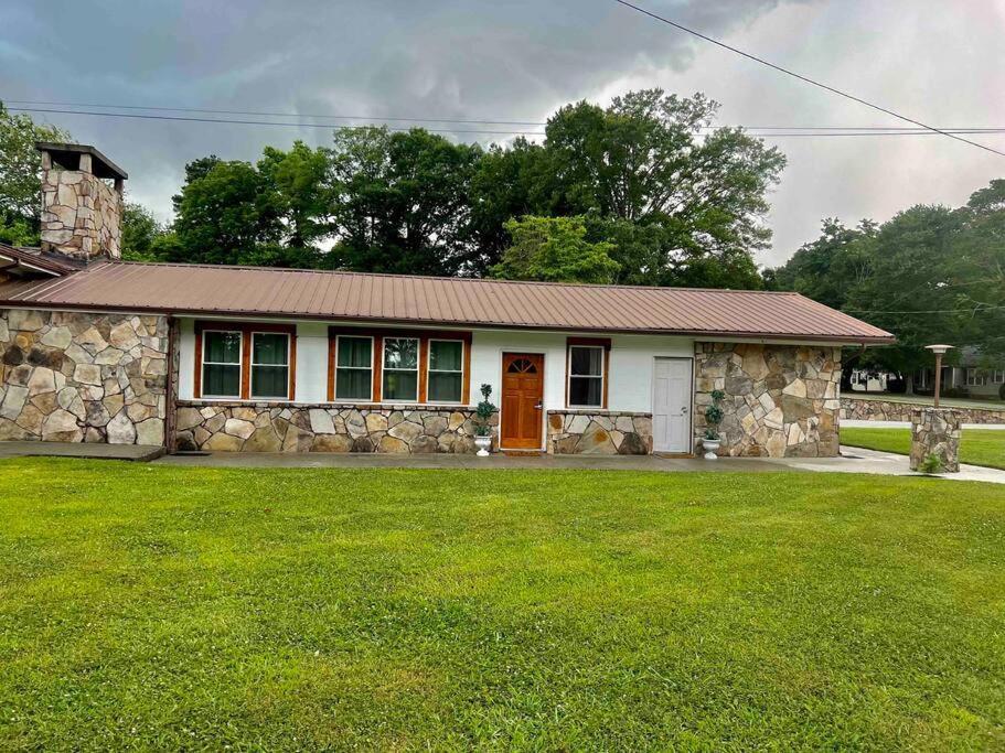 Small Rental For Couple Getaway Dalton Exterior photo