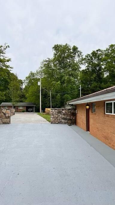 Small Rental For Couple Getaway Dalton Exterior photo