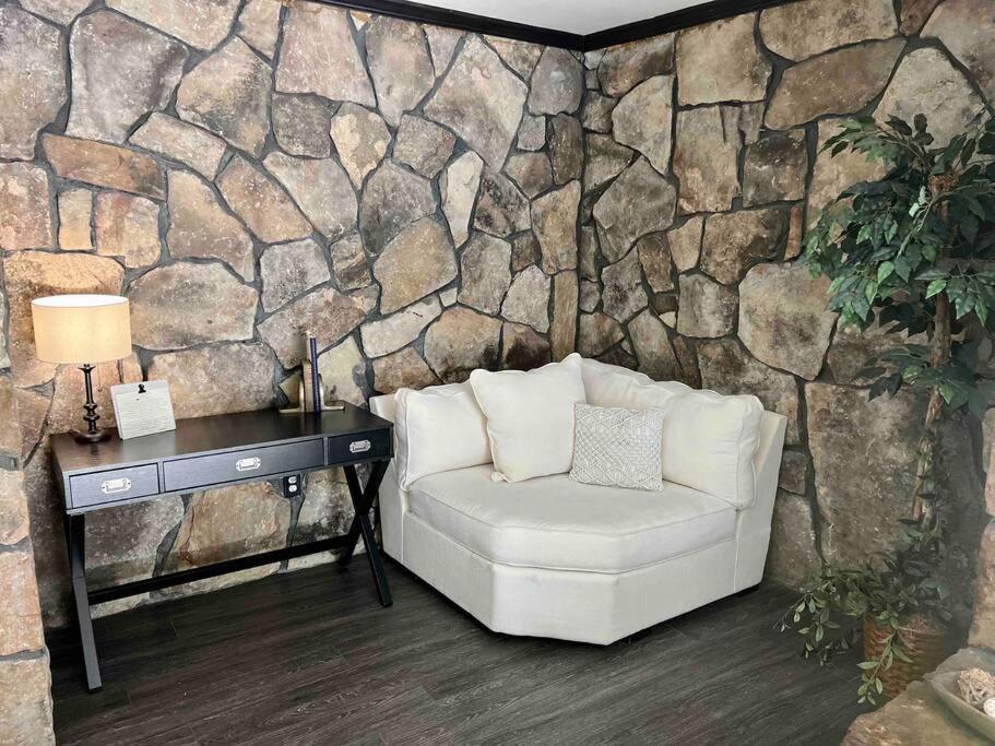 Small Rental For Couple Getaway Dalton Exterior photo