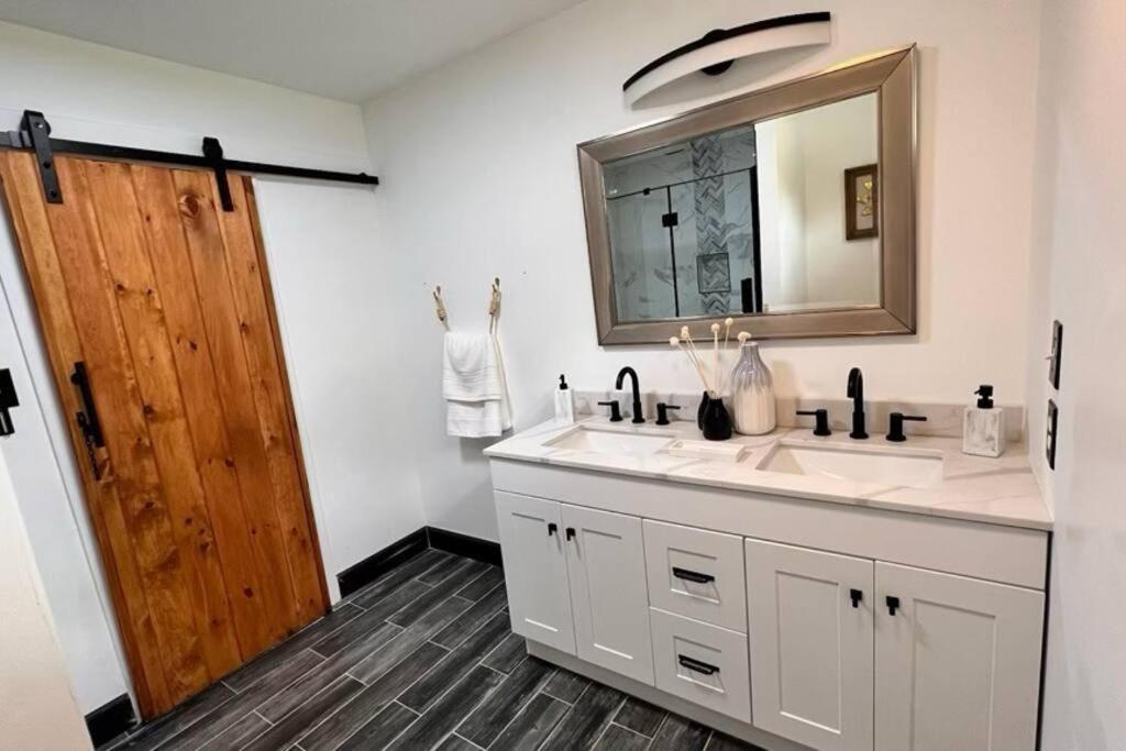 Small Rental For Couple Getaway Dalton Exterior photo
