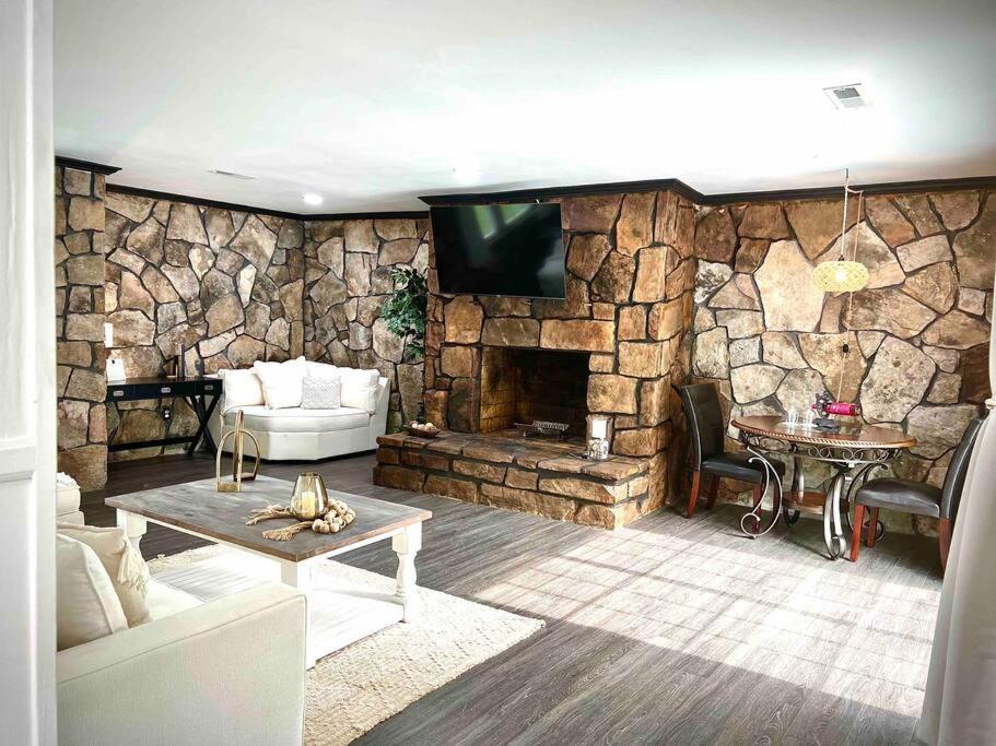 Small Rental For Couple Getaway Dalton Exterior photo