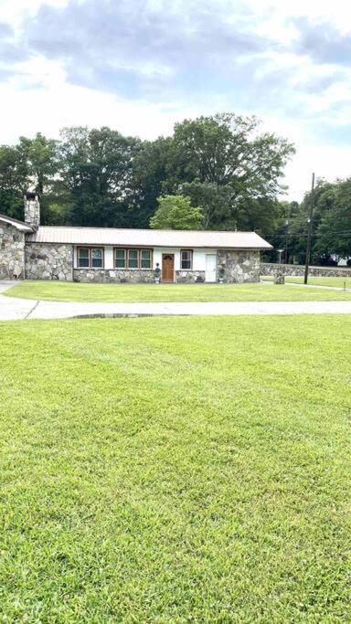 Small Rental For Couple Getaway Dalton Exterior photo